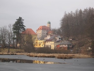 Hrad a zámek Libá, pohled od rybníka Kladivo